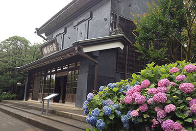 Das Museum „Kyodo-no-Mori“ der Stadt Fuchu